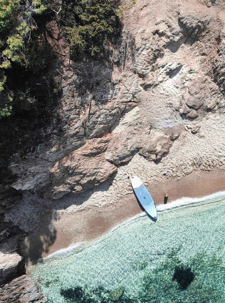 Vue de haut sur une plage de la côte d'azur